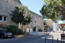 Commerce dans ancien rempart attenant au château