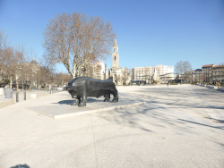 Statue du Toro face aux Arènes