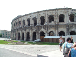 Tour devant les Arènes