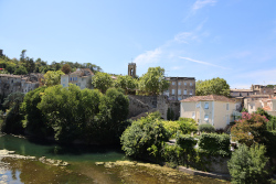 Vidourle avec la tour de l'horloge au fond