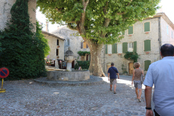 Place avec fontaine