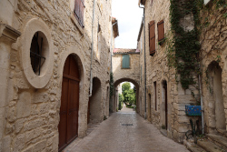 Rue des maisons romanes