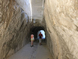 Tunnel creusé dans la roche